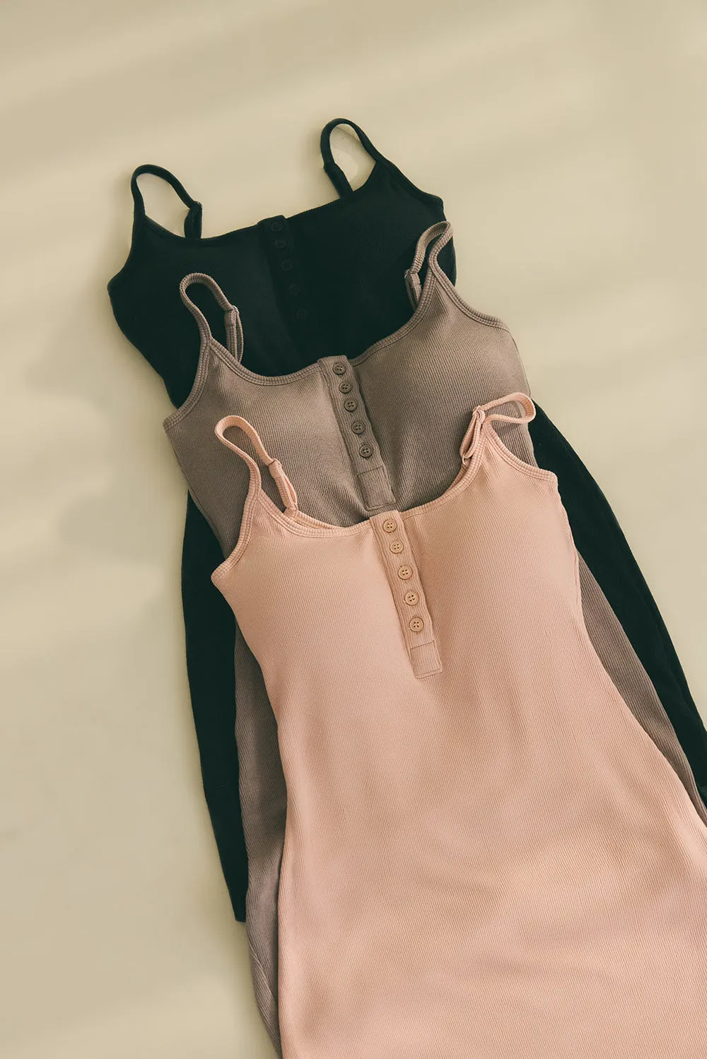 一見鍾情羅紋細肩詐騙胸襯墊短洋裝（附兩種胸墊）<br>Elegant Rib Knit Mini Bra Dress